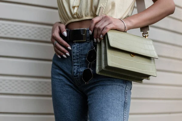 Mulher Elegante Com Jeans Azul Moda Bolsa Couro Caminha Rua — Fotografia de Stock