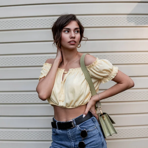 Modisches Hipster Model Mit Trendiger Sonnenbrille Modischer Blauer Jeans Und — Stockfoto