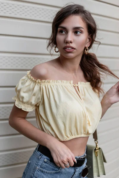 Stilvolles Hübsches Mädchen Hipster Einer Modischen Gelben Bluse Mit Blauen — Stockfoto