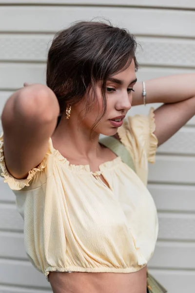 Retrato Verão Uma Mulher Muito Jovem Moda Blusa Amarela Elegante — Fotografia de Stock