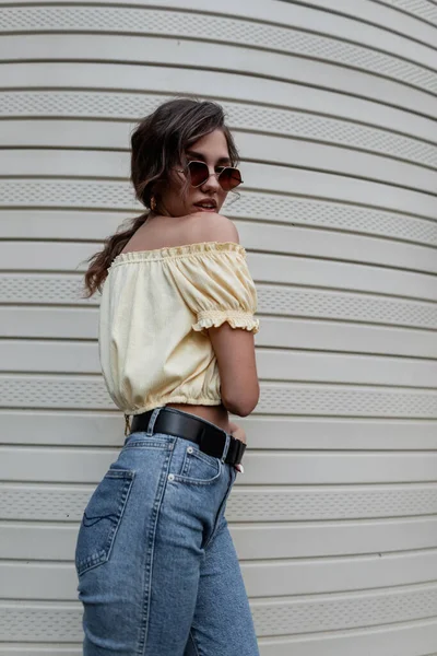 Joven Mujer Hipster Fresco Vaqueros Cintura Alta Moda Una Blusa —  Fotos de Stock