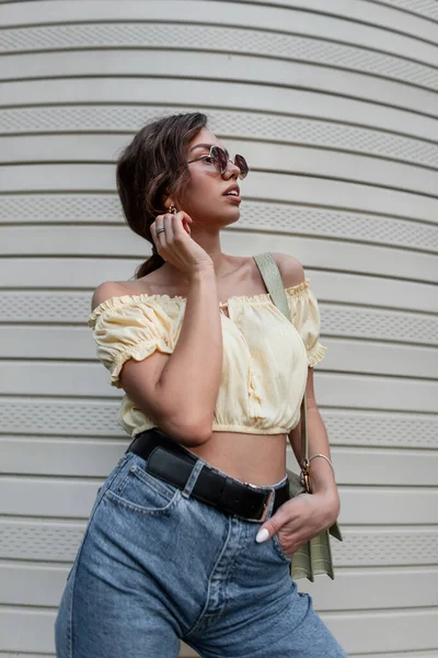 Belle Jeune Fille Hipster Sexy Avec Des Lunettes Soleil Rondes — Photo