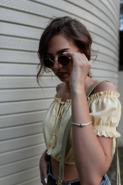 Modelo Jovem Bonita Mulher Hipster Com Cabelo Encaracolado Coloca Óculos — Fotografia de Stock