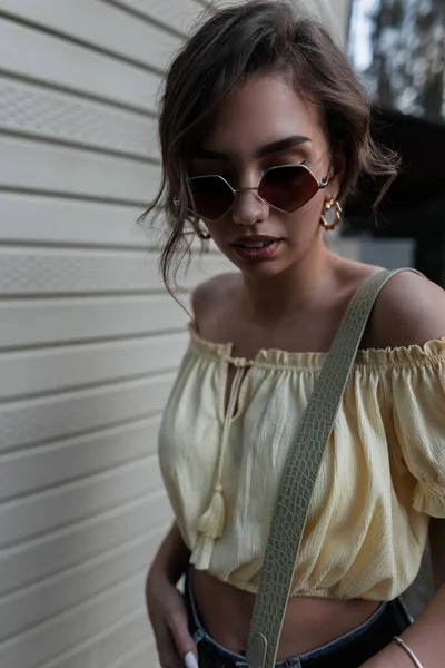 Portrait Cool Femme Mode Avec Des Lunettes Soleil Rondes Élégantes — Photo