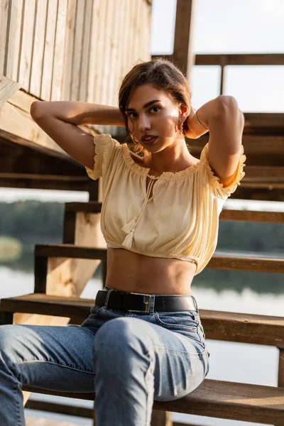 Joven Mujer Hermosa Hipster Una Blusa Amarilla Superior Pantalones Vaqueros —  Fotos de Stock