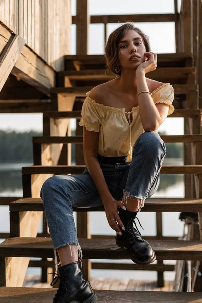Ung Vacker Kvinna Med Lockig Frisyr Mode Gul Topp Trendiga — Stockfoto