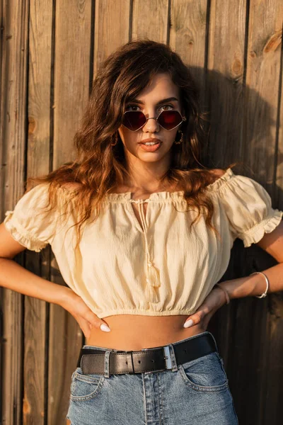 Modisches Junges Hipstermädchen Mit Lockigem Haar Stylischer Sonnenbrille Mit Gelbem — Stockfoto