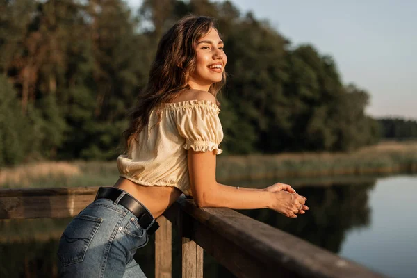 Glückliche Junge Frau Mit Lächeln Sommerlicher Jeanskleidung Die Sich Ausruht — Stockfoto