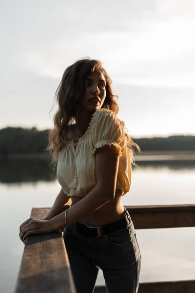 Pretty Woman Fashionable Blue Jeans Yellow Top Nature Lake Sunset — Stock Photo, Image