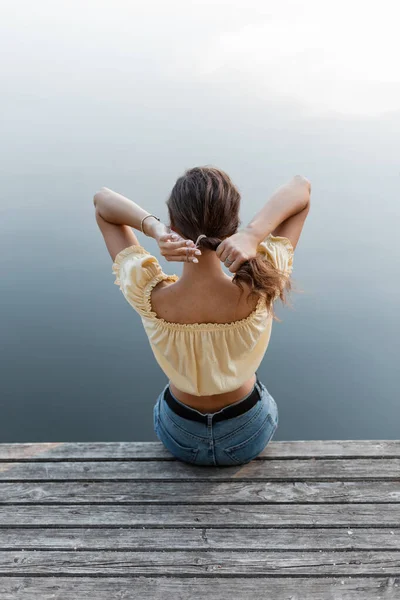 Mujer Moda Con Blusa Vaqueros Azules Endereza Cabello Sienta Muelle — Foto de Stock