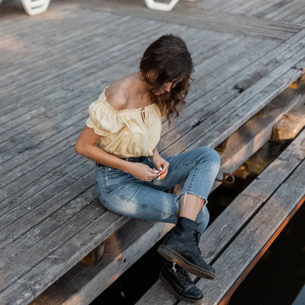 Lustige Glücksfrau Mit Lockiger Frisur Jeanskleidung Ruht Auf Einem Holzsteg — Stockfoto