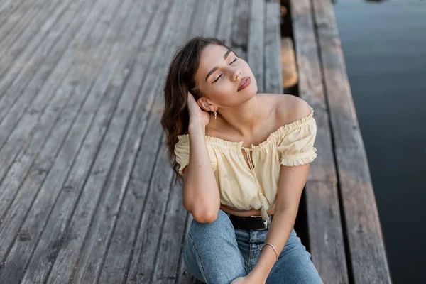 Sinnlich Schöne Junge Frau Trendiger Sommerkleidung Mit Jeans Und Gelbem — Stockfoto