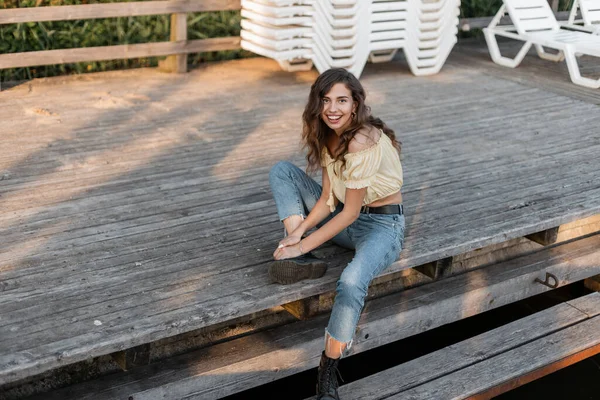 Glad Lockig Kvinna Med Ett Leende Blå Jeans Med Mode — Stockfoto