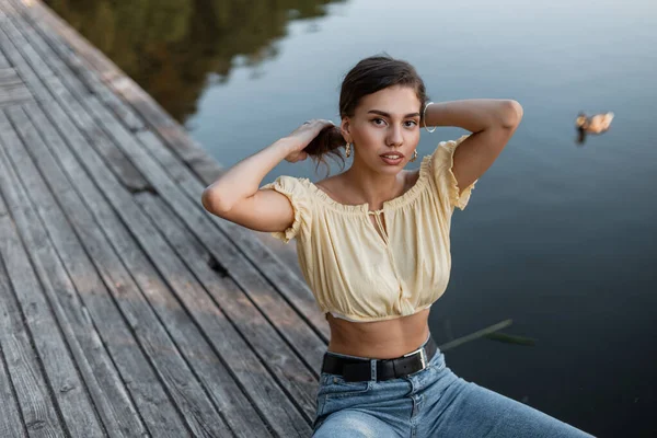 Schöne Junge Frau Blauen Jeans Und Modisch Gelber Top Bluse — Stockfoto