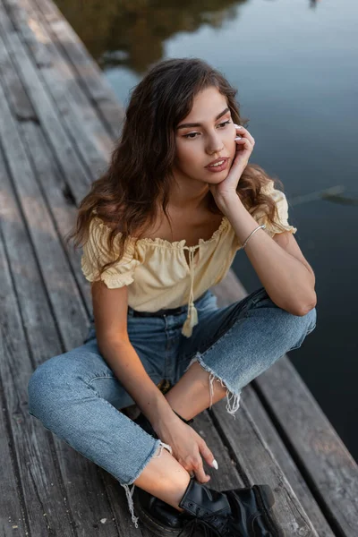 Menina Encaracolado Jovem Solitário Bonita Top Amarelo Com Jeans Azul — Fotografia de Stock