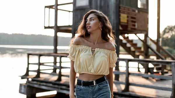 Mulher Bonita Com Cabelo Encaracolado Moda Jeans Azuis Passeios Superiores — Fotografia de Stock