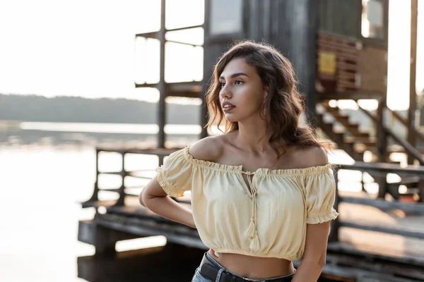 Retrato Verano Una Hermosa Joven Rizada Una Blusa Amarilla Caminando —  Fotos de Stock