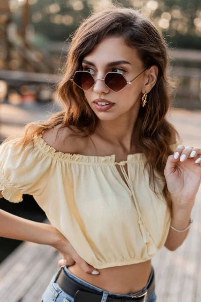Hübsche Junge Lockige Frau Mit Stylischer Sonnenbrille Und Gelber Bluse — Stockfoto