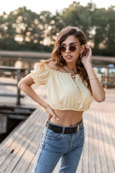 Schöne Junge Hipster Frau Mit Stylischer Sonnenbrille Modischer Sommer Jeans — Stockfoto