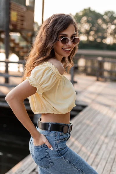 Mulher Bonita Feliz Com Sorriso Óculos Sol Moda Com Top — Fotografia de Stock