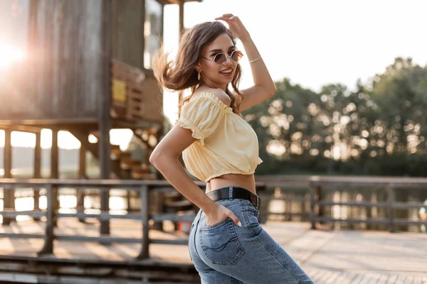 Modelo Mulher Encaracolado Hipster Bonita Com Óculos Sol Moda Jeans — Fotografia de Stock