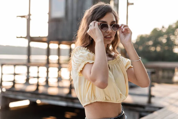 Cool Hipster Jovem Mulher Bonita Moda Blusa Amarela Coloca Elegante — Fotografia de Stock