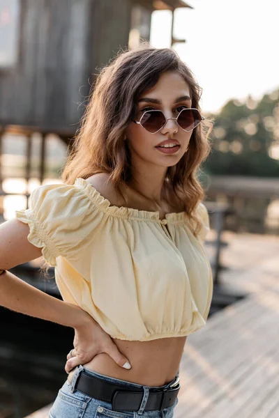 Hübsche Modische Frau Sommerkleidung Mit Stylischer Sonnenbrille Steht Und Ruht — Stockfoto