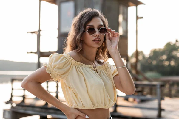 Elegante Jovem Bela Mulher Hipster Colocar Óculos Sol Moda Descansando — Fotografia de Stock