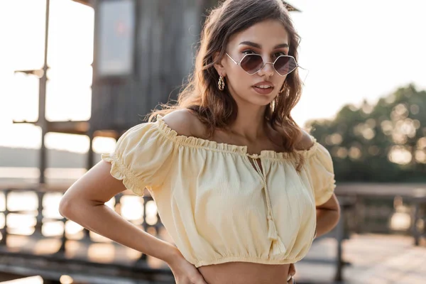 Літній Портрет Красивої Молодої Жінки Елегантній Літній Сукні Модними Сонцезахисними — стокове фото