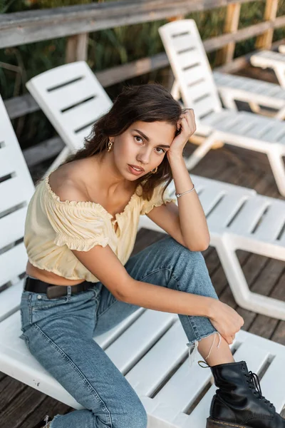 Mujer Bonita Una Blusa Amarilla Vaqueros Azules Moda Zapatos Negros —  Fotos de Stock