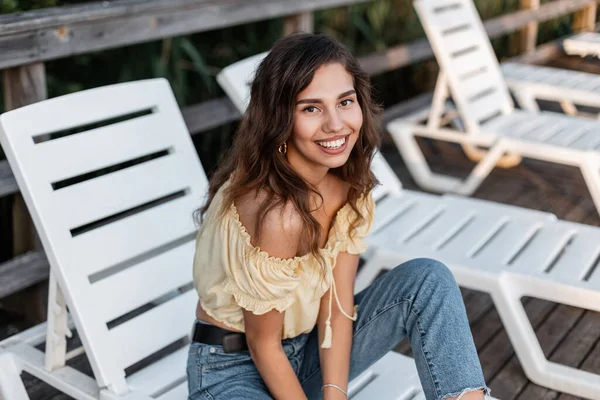 Menina Cabelos Encaracolados Bonita Feliz Com Grande Sorriso Roupa Verão — Fotografia de Stock