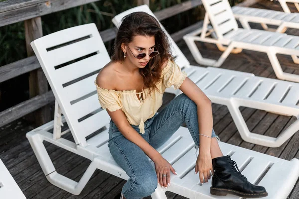 Mooie Jonge Vrouw Mode Zonnebril Met Blauwe Jeans Zomer Gele — Stockfoto