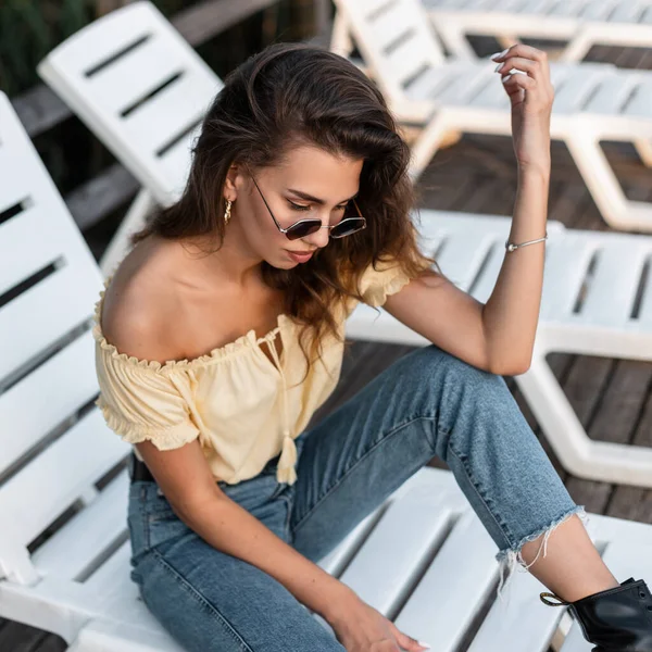 Cool Hipster Jeune Femme Avec Des Lunettes Soleil Mode Coiffure — Photo