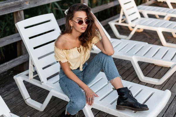 Schöne Hipster Frau Mit Modischer Sonnenbrille Gelber Top Bluse Klassischer — Stockfoto