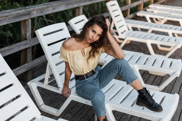 Mode Jolie Femme Bouclée Hipster Chemisier Haut Jaune Été Jeans — Photo