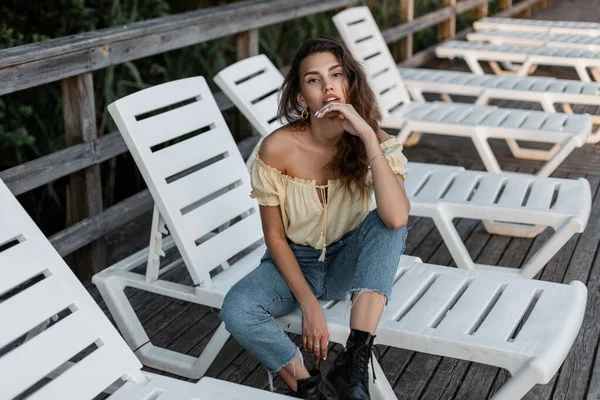 Mode Hipster Model Stylischer Jeanskleidung Mit Sommergelbem Top Und Jeanshose — Stockfoto