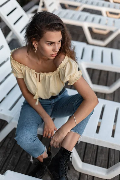 Mulher Bonita Moda Com Cabelo Encaracolado Jeans Vintage Azul Com — Fotografia de Stock