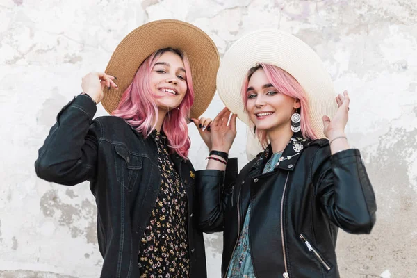 Belle Giovani Donne Felici Con Capelli Rosa Vestiti Alla Moda — Foto Stock