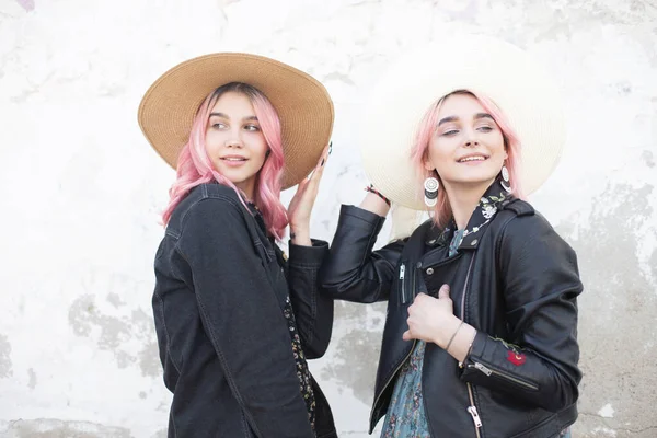 Porträtieren Sie Zwei Süße Glückliche Freundinnen Trendigen Lässigen Klamotten Mit — Stockfoto
