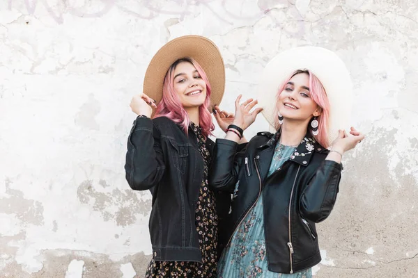 Retrato Dos Novias Bastante Felices Ropa Casual Con Estilo Sombreros — Foto de Stock