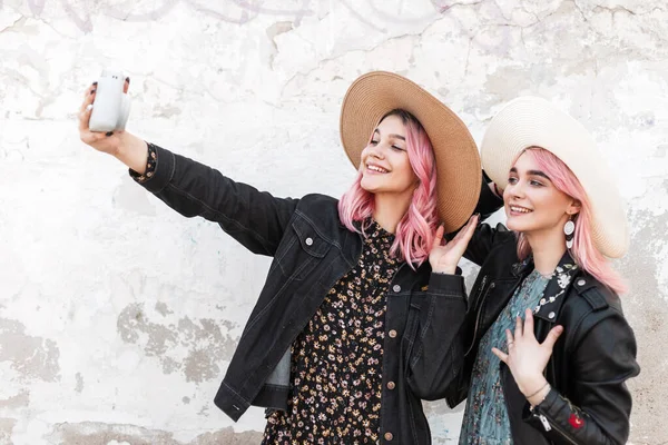 Дві Щасливі Красиві Молоді Стильні Дівчата Рожевим Волоссям Модному Джинсовому — стокове фото