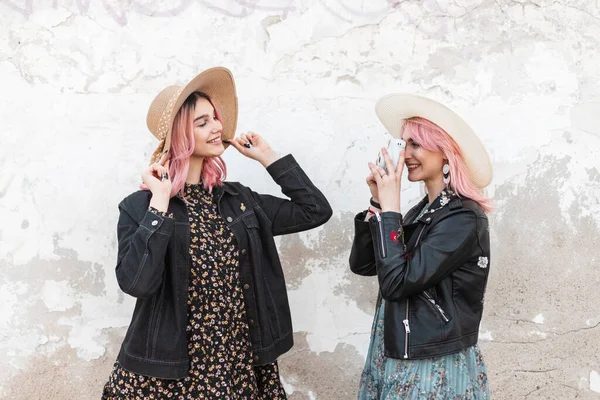 Moda Joven Fotógrafa Toma Foto Chica Feliz Con Dulce Sonrisa — Foto de Stock