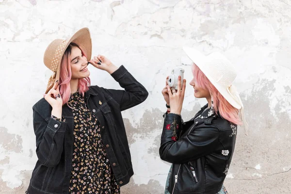 Mulher Moda Com Cabelo Rosa Juventude Roupas Casuais Tira Foto — Fotografia de Stock