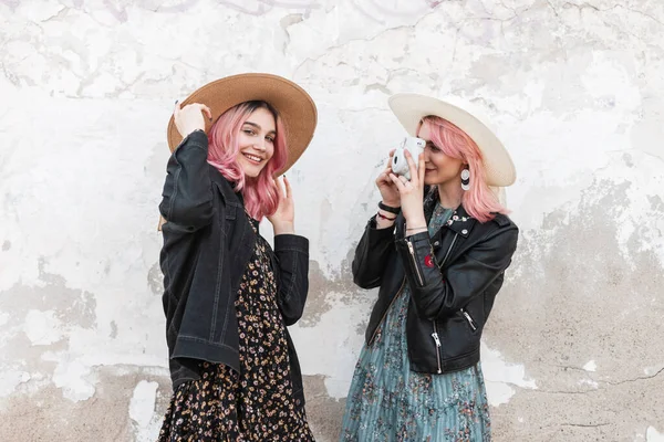 Feliz Dos Chicas Jóvenes Ropa Moda Viajan Tomar Fotos Con — Foto de Stock
