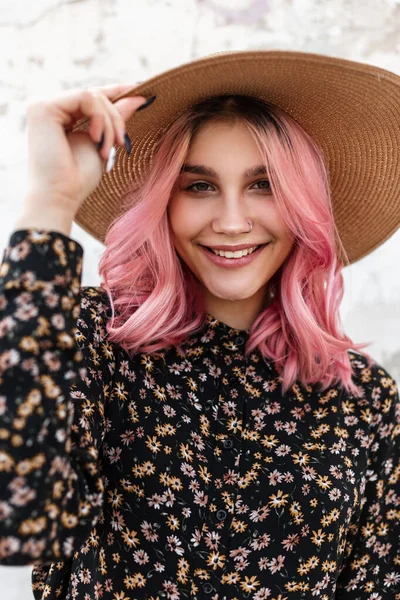 Радостный Портрет Красивая Молодая Женщина Прекрасной Улыбкой Гламурными Розовыми Волосами — стоковое фото