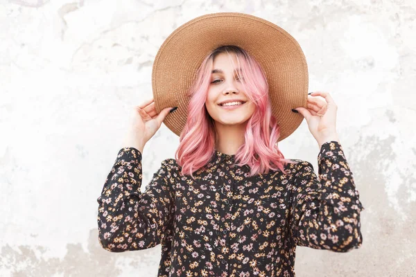 Mujer Joven Feliz Con Increíble Pelo Rosa Con Labios Sexy —  Fotos de Stock