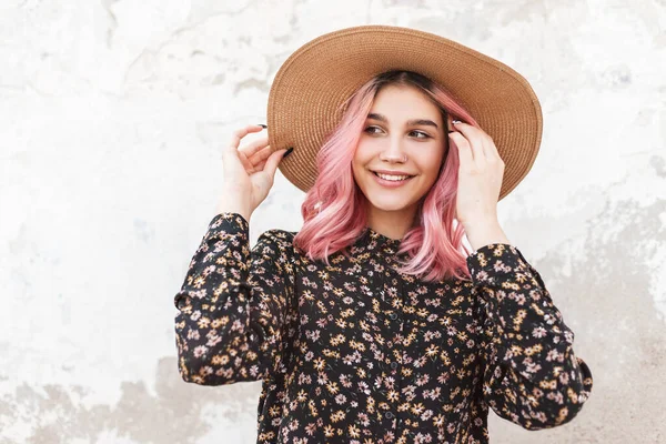 Feliz Retrato Hermosa Mujer Joven Con Estilo Sombrero Paja Vintage —  Fotos de Stock