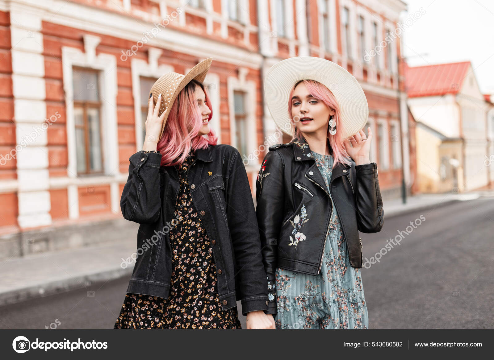 Duas lindas garotas da moda em óculos e roupas modernas posando com óculos  para a imagem da câmera de meninas elegantes em óculos