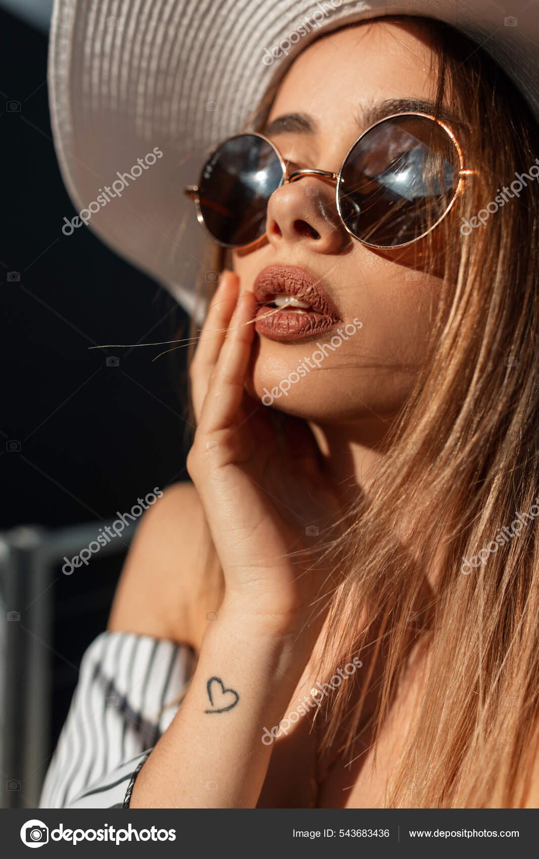 Mujer Joven Hipster De Moda Con Gafas De Sol De Moda Con Ropa Juvenil  Elegante Endereza La Gorra Negra Americana En Un Día Soleado En El  Estacionamiento. Chica Modelo Urbana Posando Al