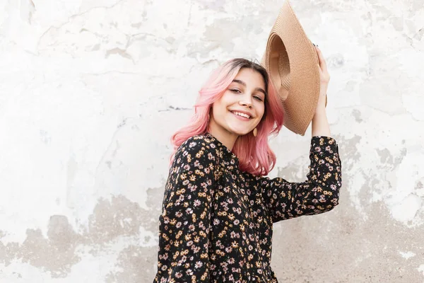 Mujer Joven Bonita Positiva Con Hermosa Sonrisa Vestido Verano Negro —  Fotos de Stock